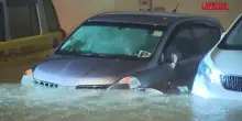 Violenta tempesta e strade allagate a Hong Kong: lacqua arriva alle ginocchia