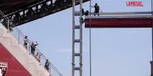 Torino, si arrampica su Stadio Filadelfia e minaccia il suicidio