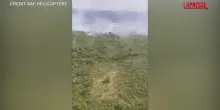 Francia, elicottero in azione per spegnere lincendio in una foresta: le immagini