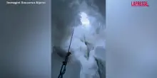Monte Rosa, alpinista cade per 20 metri in un crepaccio: il video dei soccorsi