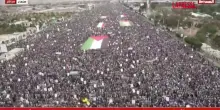 Yemen, a Sanaa decine di migliaia di persone manifestano per la Palestina: le immagini aeree