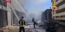 Ascoli Piceno, in fiamme azienda di bitume: evacuata abitazione