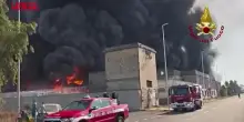 Catania, incendio in azienda di rifiuti: alta colonna di fumo nero
