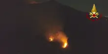 Incendio Vesuvio, ancora fiamme: al lavoro 12 squadre dei Vigili del Fuoco