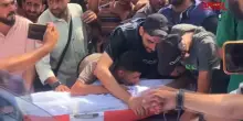Anas Al-Sharif, in centinaia ai funerali del giornalista ucciso a Gaza
