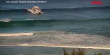 Hawaii, imbarcazione trascinata dalle onde si incaglia a riva