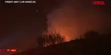 Incendi in California, vigili del fuoco in azione a nord di Los Angeles