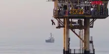 Greenpeace, installata opera darte su una piattaforma Shell