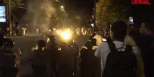 Serbia, migliaia di manifestanti in piazza: le immagini degli scontri