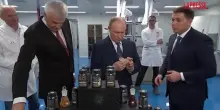 Trump-Putin, il presidente russo visita una fabbrica di pesce prima del vertice in Alaska