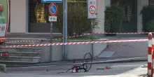 Roma, auto travolge bici con bimbo: è grave