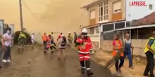 Spagna, incendio minaccia villaggio: gli abitanti disperati aiutano i vigili del fuoco