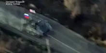 Ucraina, Kiev denuncia: “Carro armato Mosca con bandiere Russa e Usa”