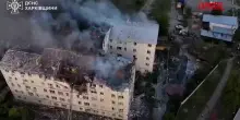 Ucraina, attacco russo a Kharkiv: i soccorsi nel palazzo sventrato