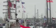 Amsterdam, centinaia di navi storiche in città: folla ad assistere alla sfilata
