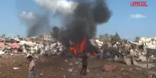 Gaza, raid aereo di Israele sul campo profughi di Deir al-Balah: le immagini delle macerie
