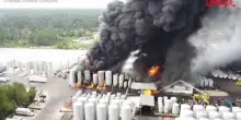 Usa, esplosione in azienda forniture auto: le immagini della colonna di fumo nero