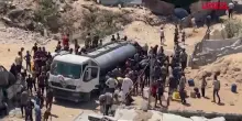Gaza City, in coda per una cisterna dacqua: la carestia è estrema