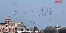 Gaza, lanciati pallet di aiuti umanitari su Deir al-Balah