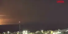 Gaza, esplosioni nella notte: nuovi raid israeliani illuminano il cielo
