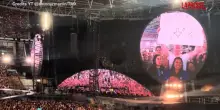 Coldplay, Chris Martin canta per la proposta di matrimonio di due fan