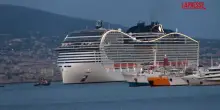 Napoli, larrivo in porto della Msc World Europe accompagnata da due rimorchiatori