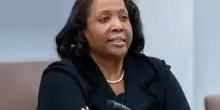 Usa, Lisa Cook annuncia azione legale contro Trump per il licenziamento dalla Fed