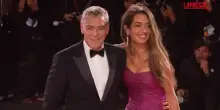 Mostra Cinema Venezia 2025, George Clooney con Amal alla proiezione di “Jay Kelly”: "Sto bene"