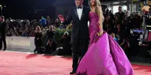 Mostra cinema Venezia 2025, Clooney e Amal sul red carpet della prima di Jay Kelly: le foto