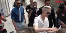 Mostra Cinema Venezia 2025, Tilda Swinton tra autografi e selfie in Laguna