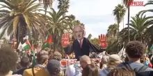 Global Sumud Flotilla a Barcellona, corteo manifestanti: immagine Netanyahu con le mani sporche di sangue