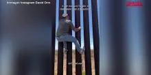 Influencer statunitense scala il muro anti-migranti che divide Usa e Messico