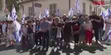 Israele, a Tel Aviv corteo funebre per i due ostaggi trovati morti a Gaza