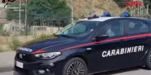 Reggio Calabria, sorpreso in auto con pistola e munizioni: le immagini della polizia