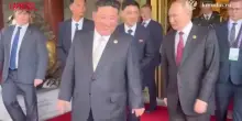 Pechino, il saluto e labbraccio tra Putin e Kim Jong-un