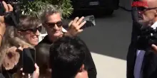 Mostra del Cinema di Venezia 2025, autografi e selfie per Joaquin Phoenix e Rooney Mara