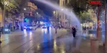 Israele, manifestanti bloccano linea del tram: polizia usa cannoni ad acqua per disperderli