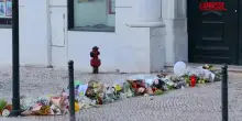 Portogallo, fiori e candele sul luogo dell’incidente alla funicolare a Lisbona