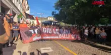 Milano, corteo per il Leoncavallo arriva in piazza Duomo: leggera tensione con la polizia