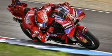 MotoGp, Gp Catalogna 2025: Marc Marquez vince la sprint race, Bagnaia 14esimo