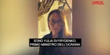 Ucraina, la premier Yulia Svyrydenko dentro ledificio bombardato dai russi: il videomessaggio