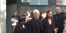 Armani, Santo Versace alla camera ardente con la moglie