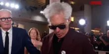 Mostra del cinema di Venezia 2025, Jim Jarmush indossa spilla per fine della guerra a Gaza