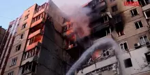 Ucraina, la Russia attacca Kiev con 800 droni e 13 missili: le immagini delle macerie