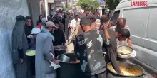 Gaza, lunghe file per il cibo: le immagini