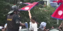 Nepal, il governo blocca Facebook e Youtube e scoppia la protesta: le immagini