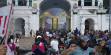 Nepal, protesta della Gen Z: manifestanti danno fuoco al palazzo del Parlamento