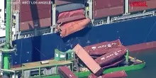 California, oltre 60 container cadono in mare nel porto di Long Beach