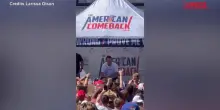 Charlie Kirk, il conservatore trumpiano ucciso a un evento nello Utah: il panico tra la folla