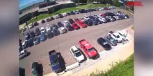 Charlie Kirk, il video del presunto killer in fuga: le immagini dalla telecamera a circuito chiuso